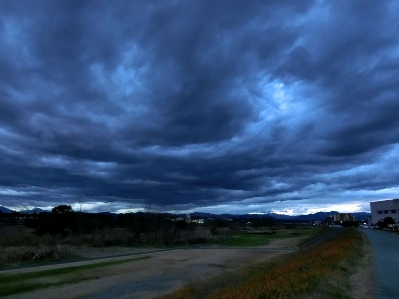 暗雲たちこめる空 多摩てばこネット